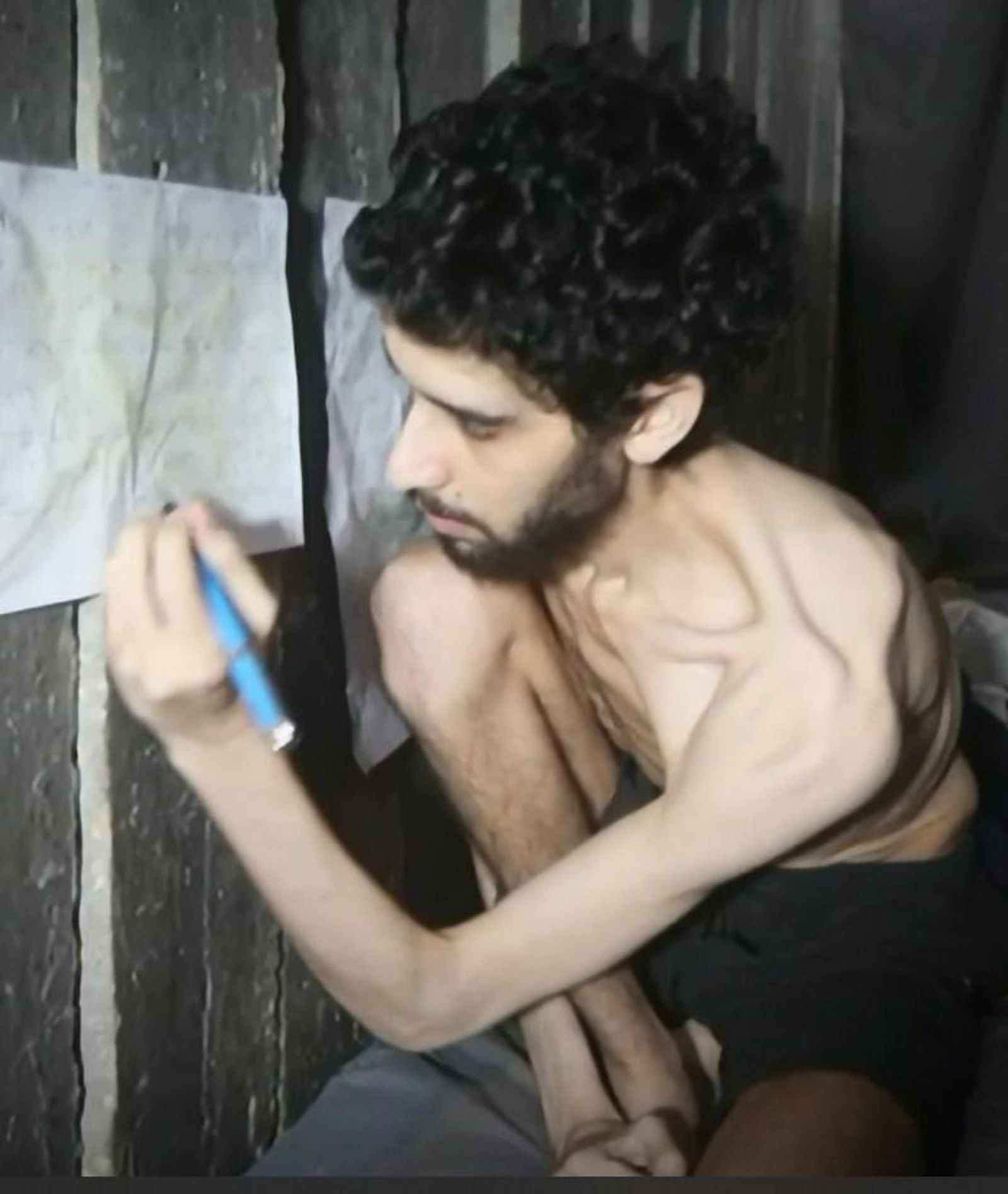 Hamás fa cavar la seua pròpia tomba a l'ostatge Evyatar David en un segon vídeo