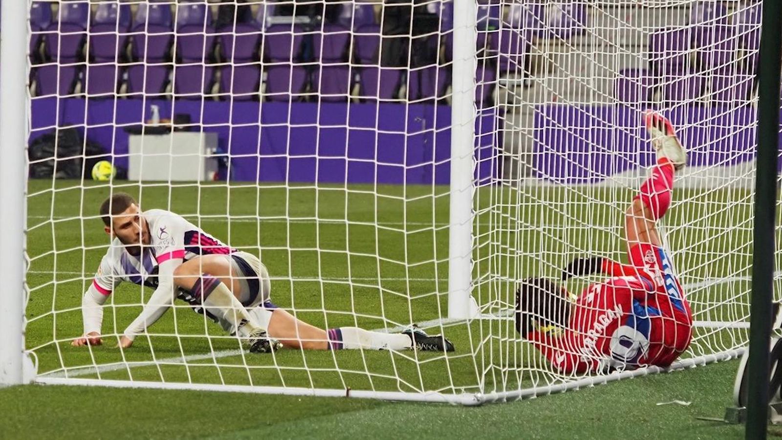 Barragán cau dins la porteria d'Édgar Badia