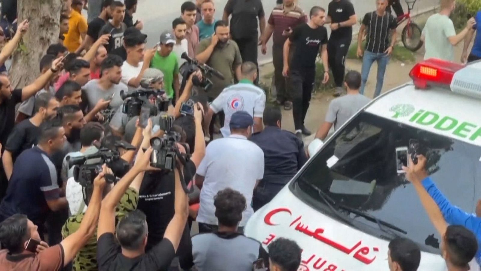 Moment en què traslladen el cos del número dos del grup jihadista a Gaza