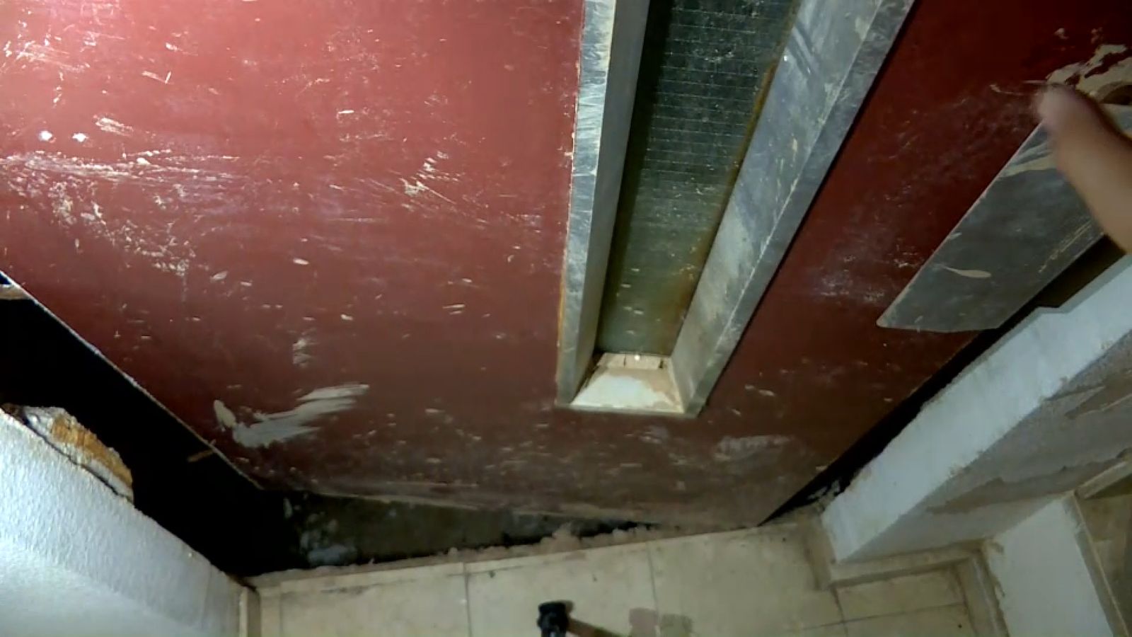 Un ascensor avariat i encara tacat de fang, este divendres a Catarroja