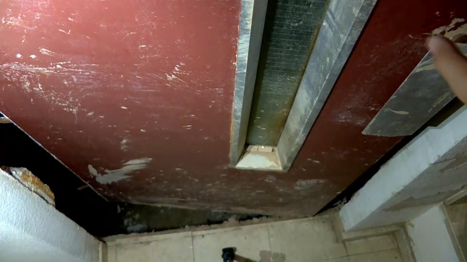 Un ascensor avariat i encara tacat de fang, este divendres a Catarroja