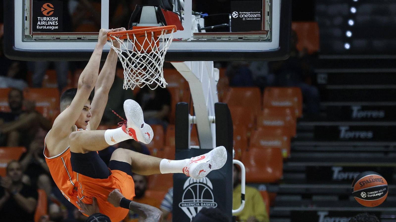 Jaime Pradilla es penja de l'anella en un partit de l'Eurolliga de la passada temporada