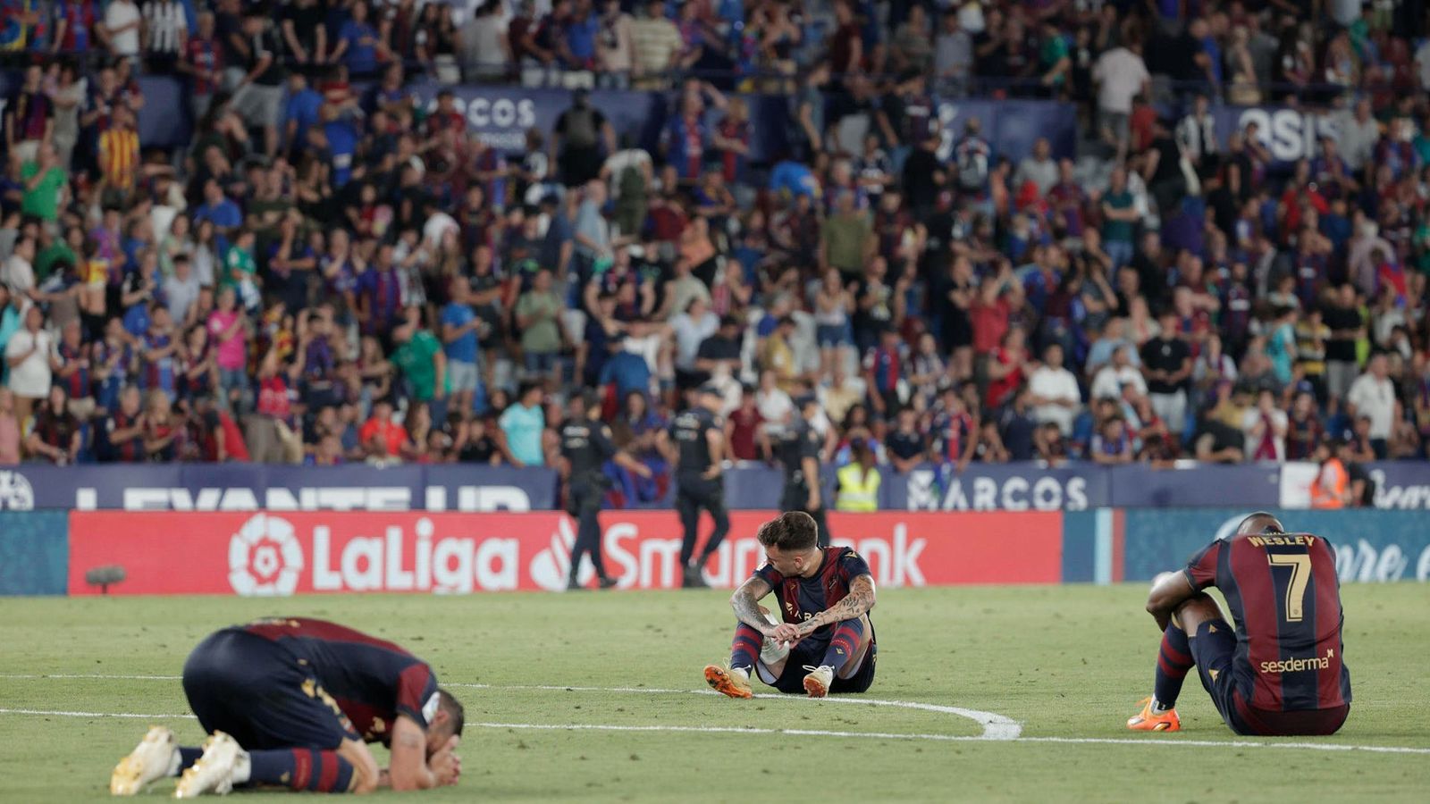 Els jugadors del Llevant, desolats