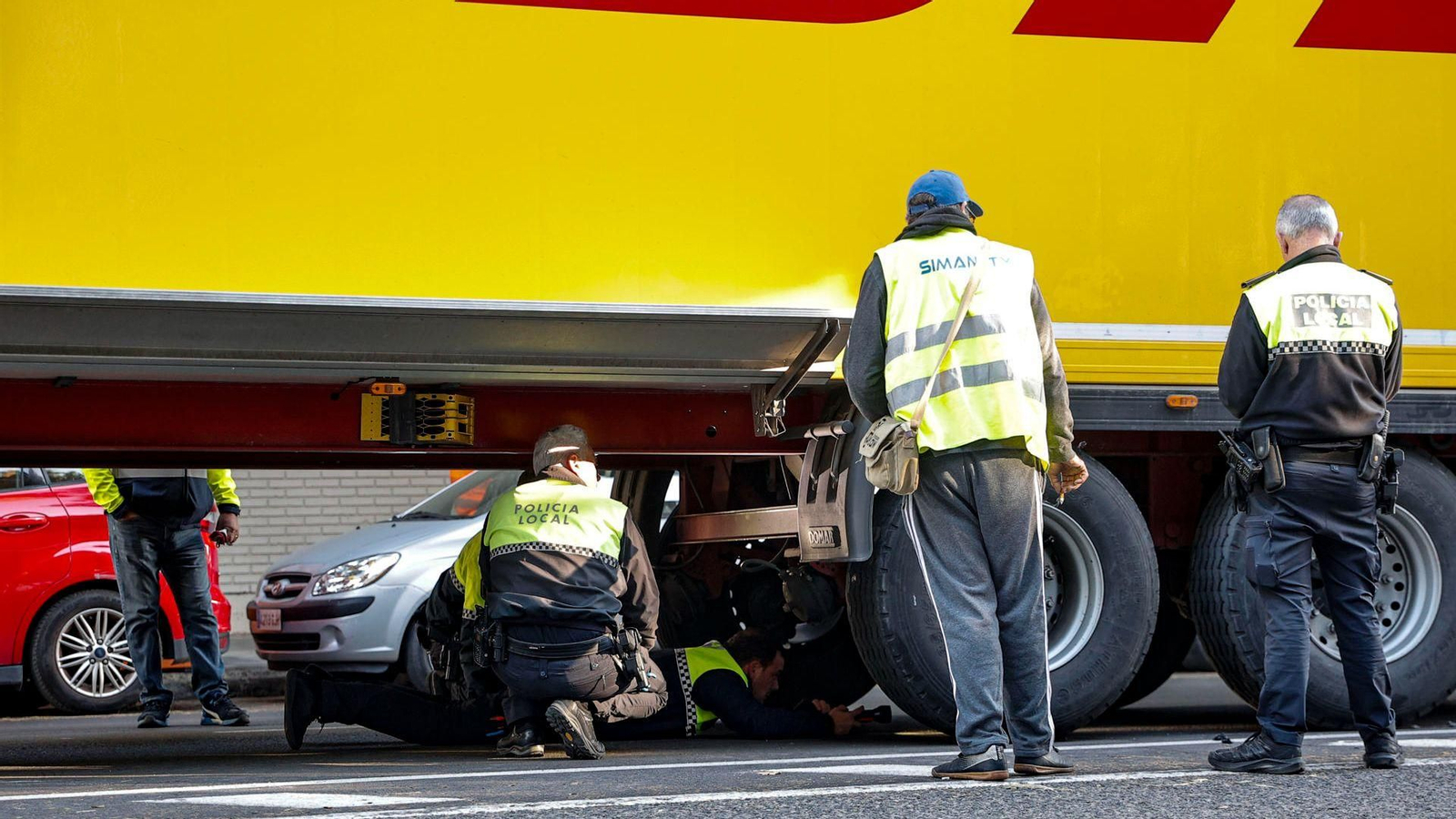 Agents de la Policia Local inspeccionen els baixos del camió