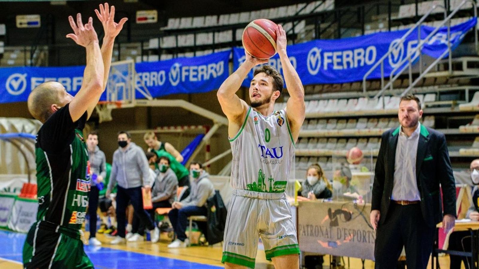 Harrison Cleary fa un llançament a cistella