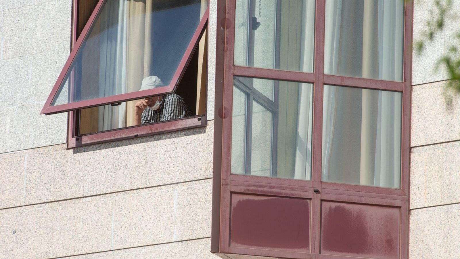 Un resident, en la finestra d'un centre per a persones majors en una imatge d'arxiu