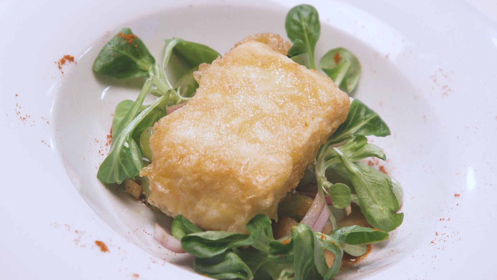 Bacallar amb ensalada de raïm verd Bacallar amb ensalada de raïm verd