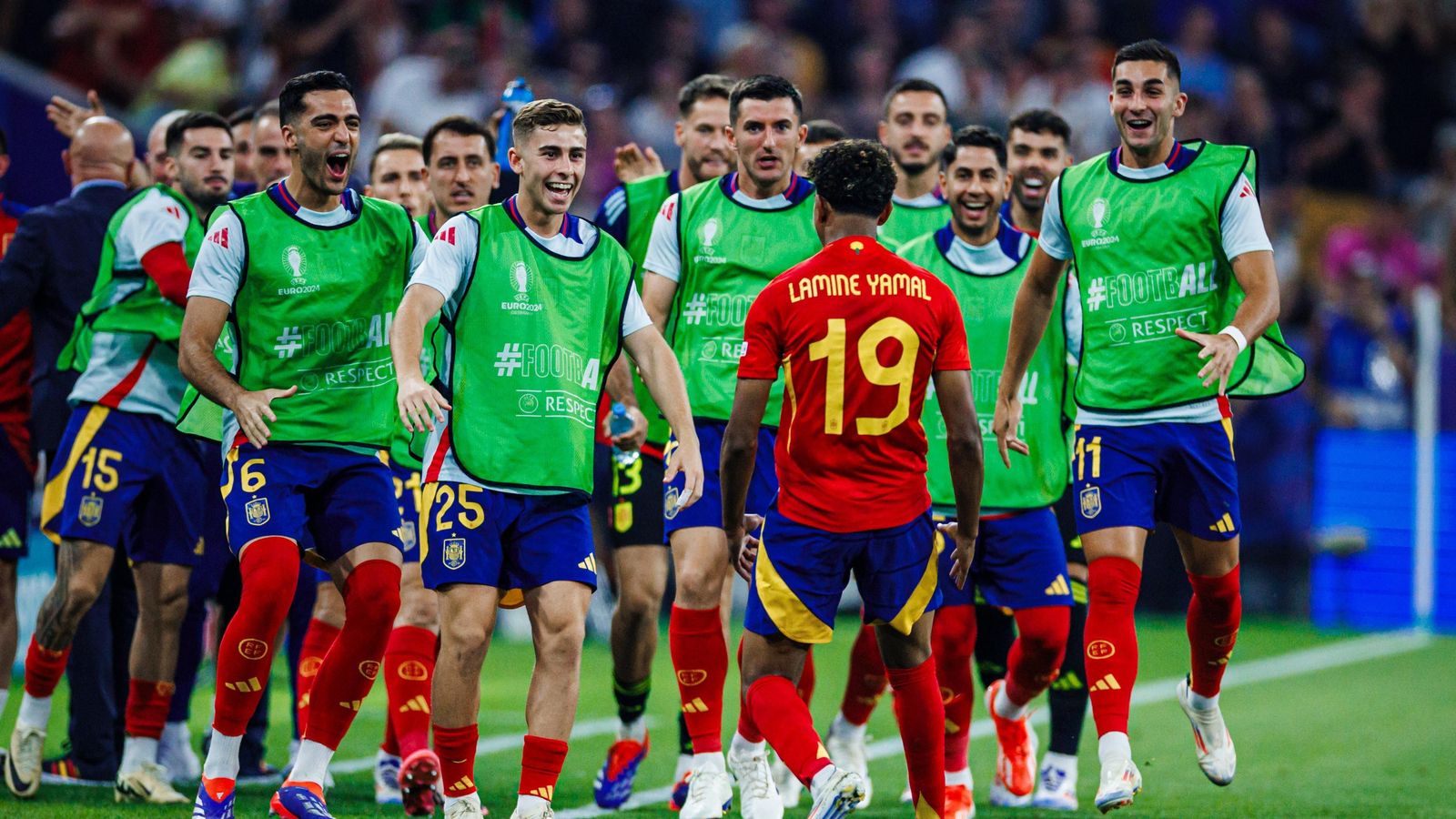 Els suplents d'Espanya celebren amb Lamine Yamal el primer gol d'Espanya