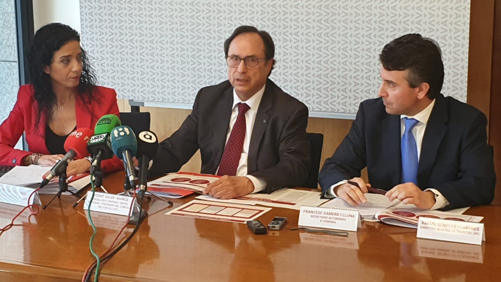 El conseller d'Hisenda, al centre, juntament amb la directora de l'Agència Tributària i el secretari autonòmic d'Hisenda