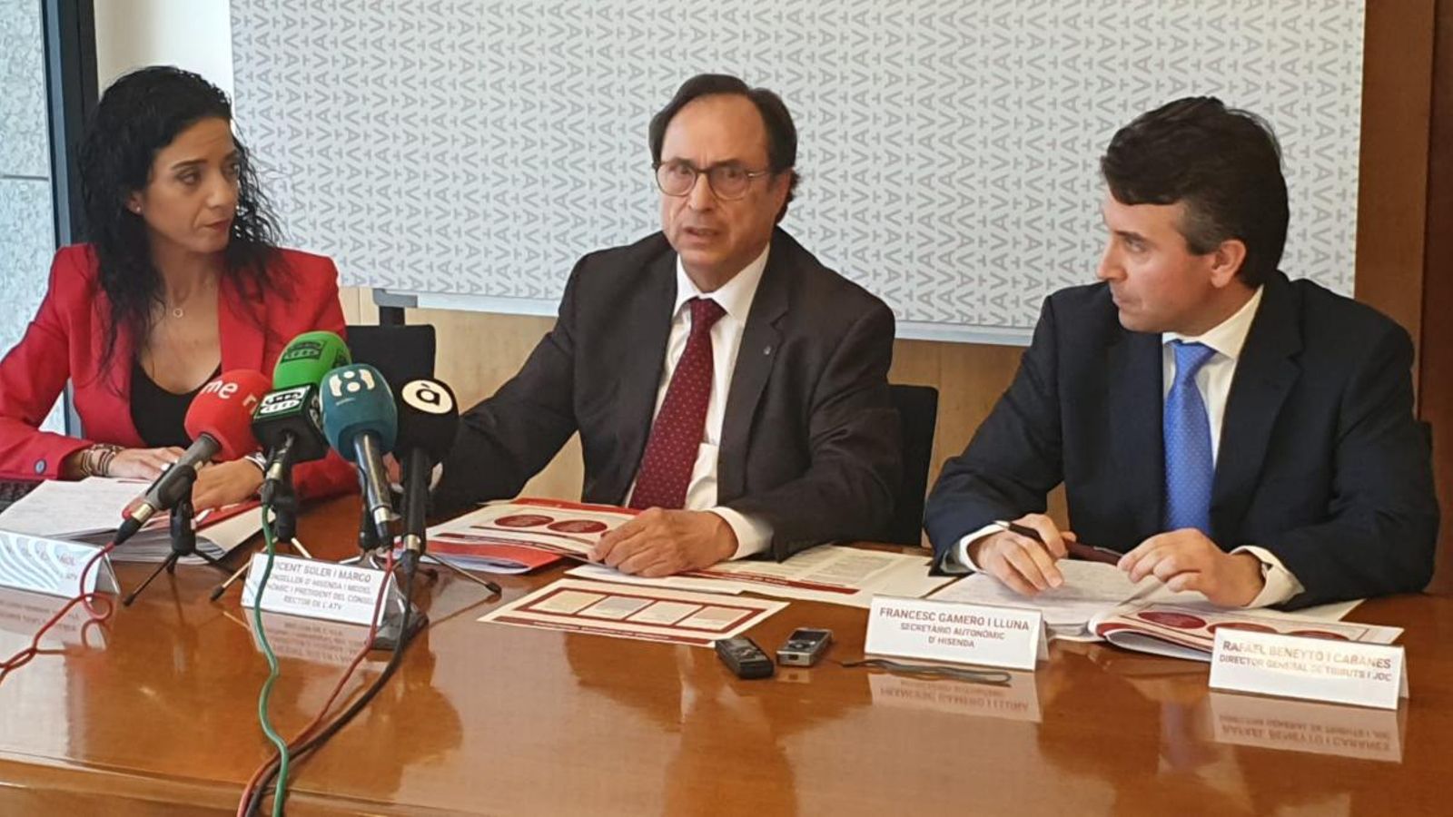 El conseller d'Hisenda, al centre, juntament amb la directora de l'Agència Tributària i el secretari autonòmic d'Hisenda