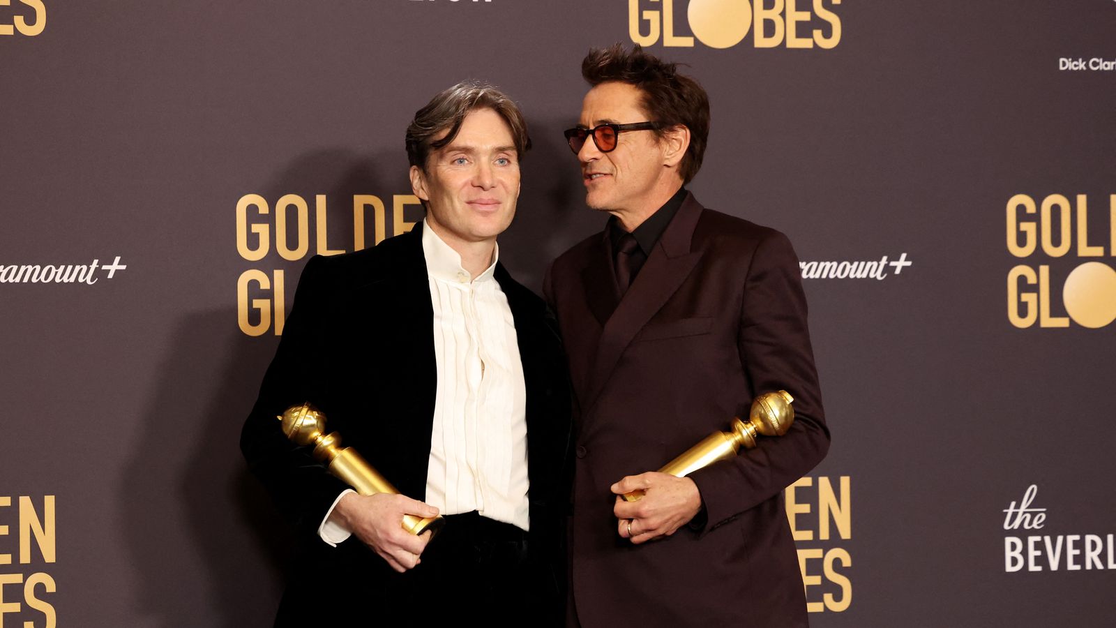 Els actors Cillian Murphy i Robert Downey Jr., de la pel·lícula 'Oppenheimer', posen amb el seu Globus d'Or