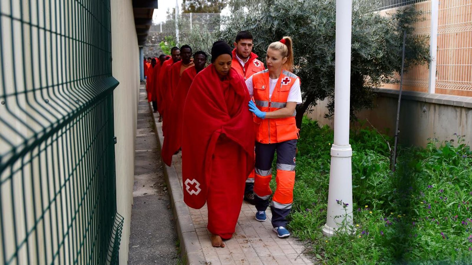 L’equip de la Creu Roja atén els migrants arribats en pastera a l’illot d’Alborán
