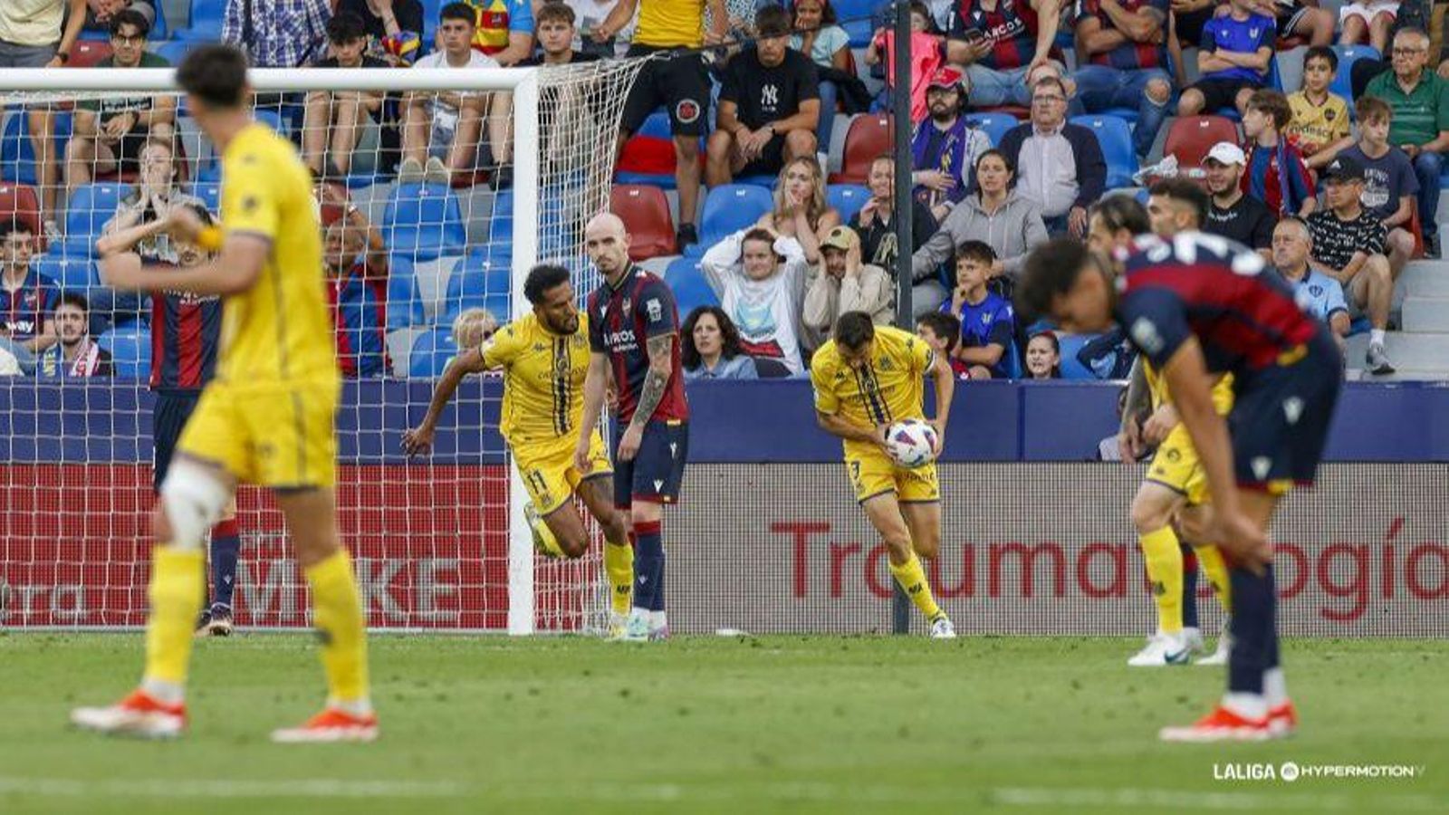 Els jugadors del Llevant e slamenten després d'un gol visitant