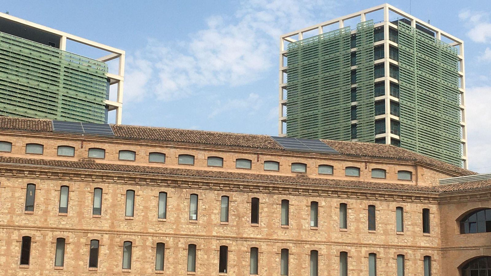 L'antiga presó Model de València amb les torres del nou complex 9 d'Octubre