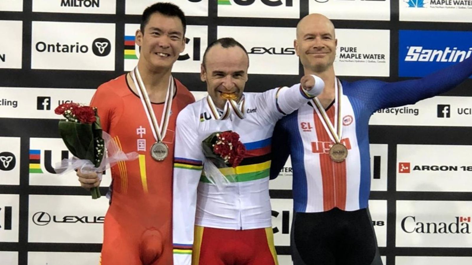 El valencià Ricardo Ten arreplega una de les dues medalles d'or del Mundial del Canadà