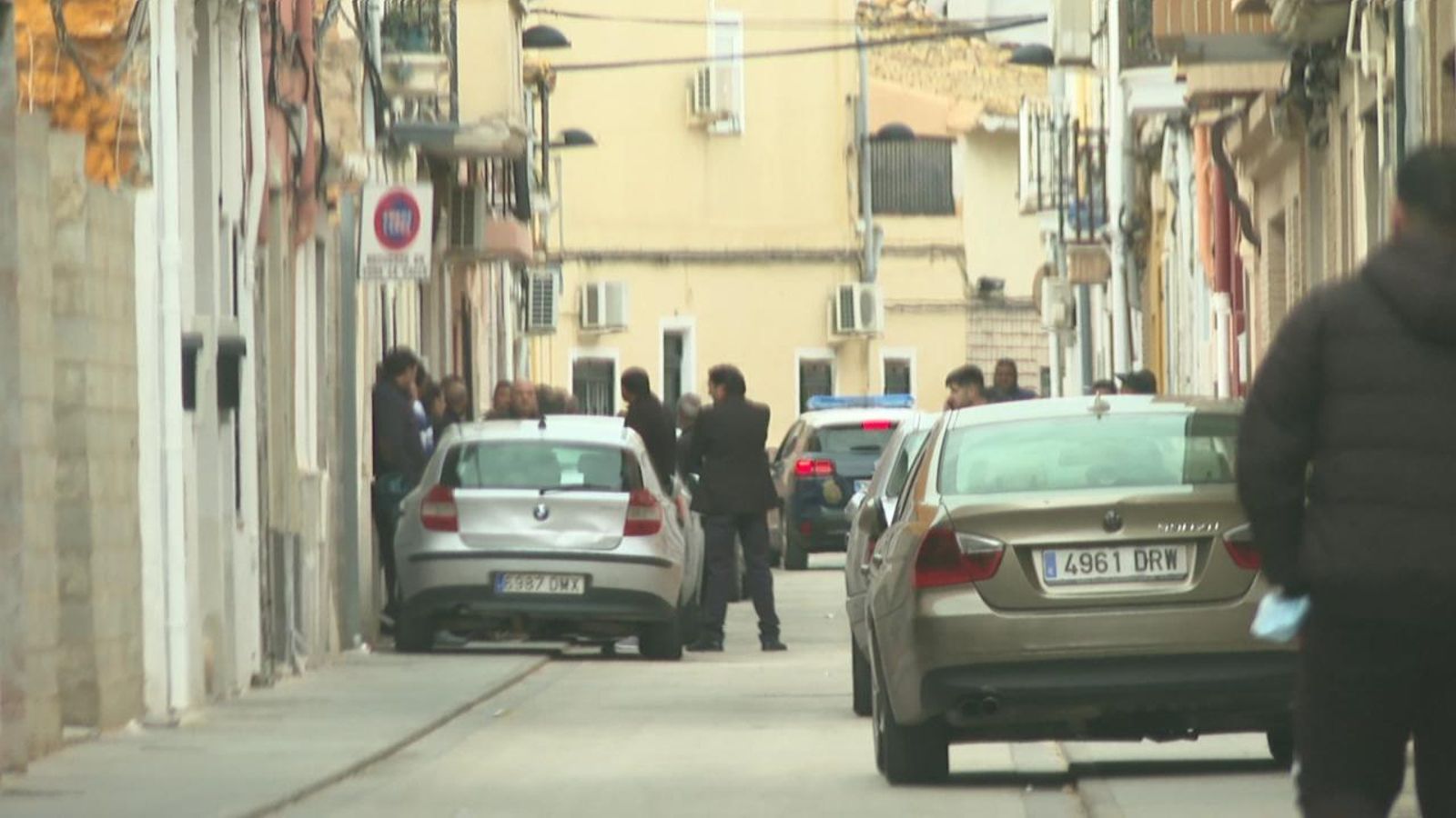 A l'esquerra, un grup de familiars dels Marco ploren la mort d'un dels seus acostats