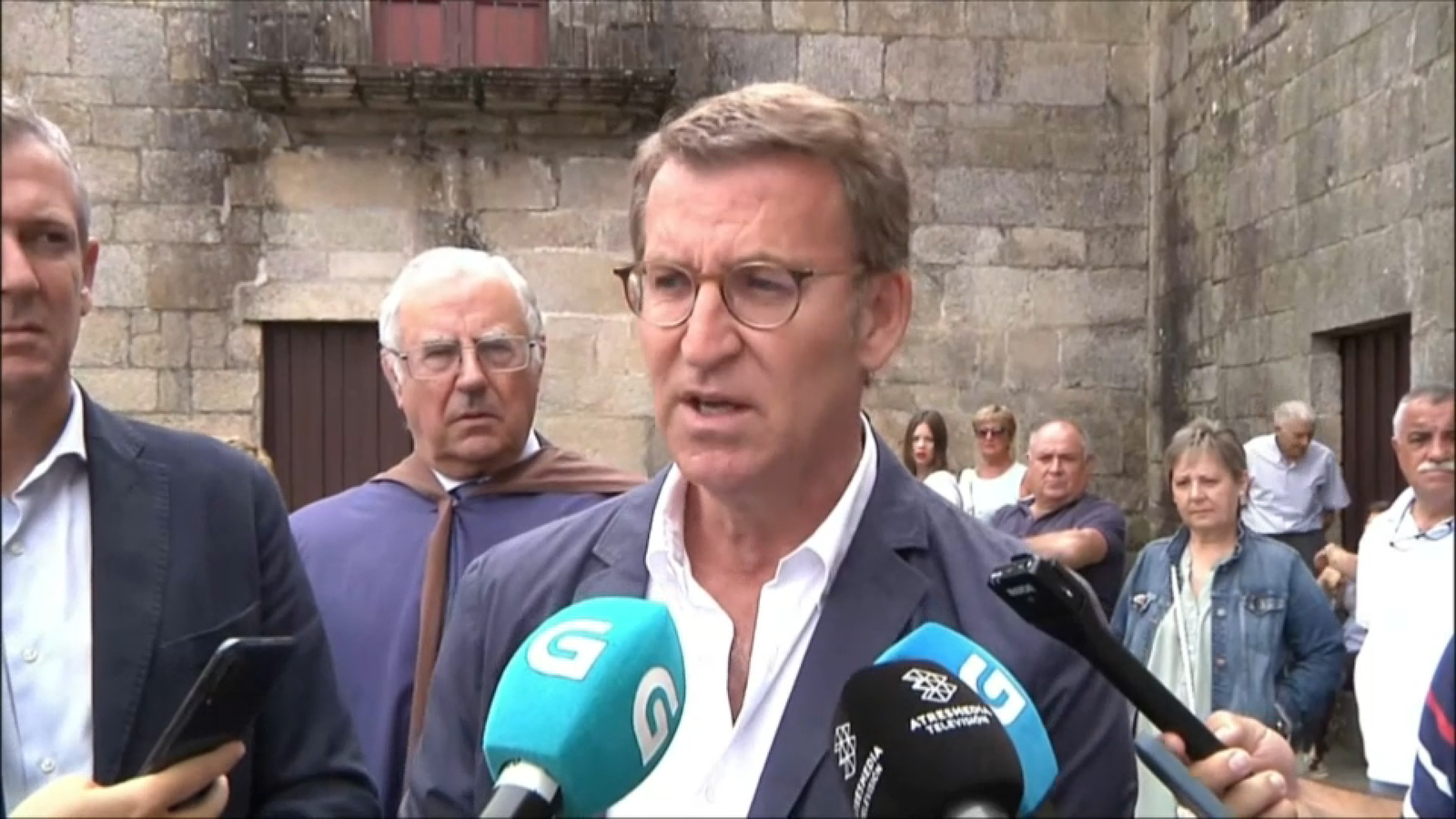 El líder estatal del PP, Alberto Núñez Feijóo, aten els mitjans de comunicació a Cambados (Pontevedra)