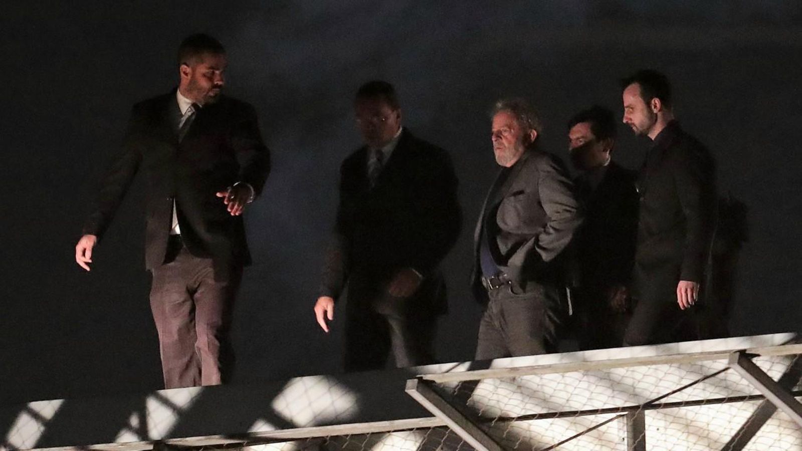 Moment en què Lula da Silva s'entrega a la policia federal brasilera