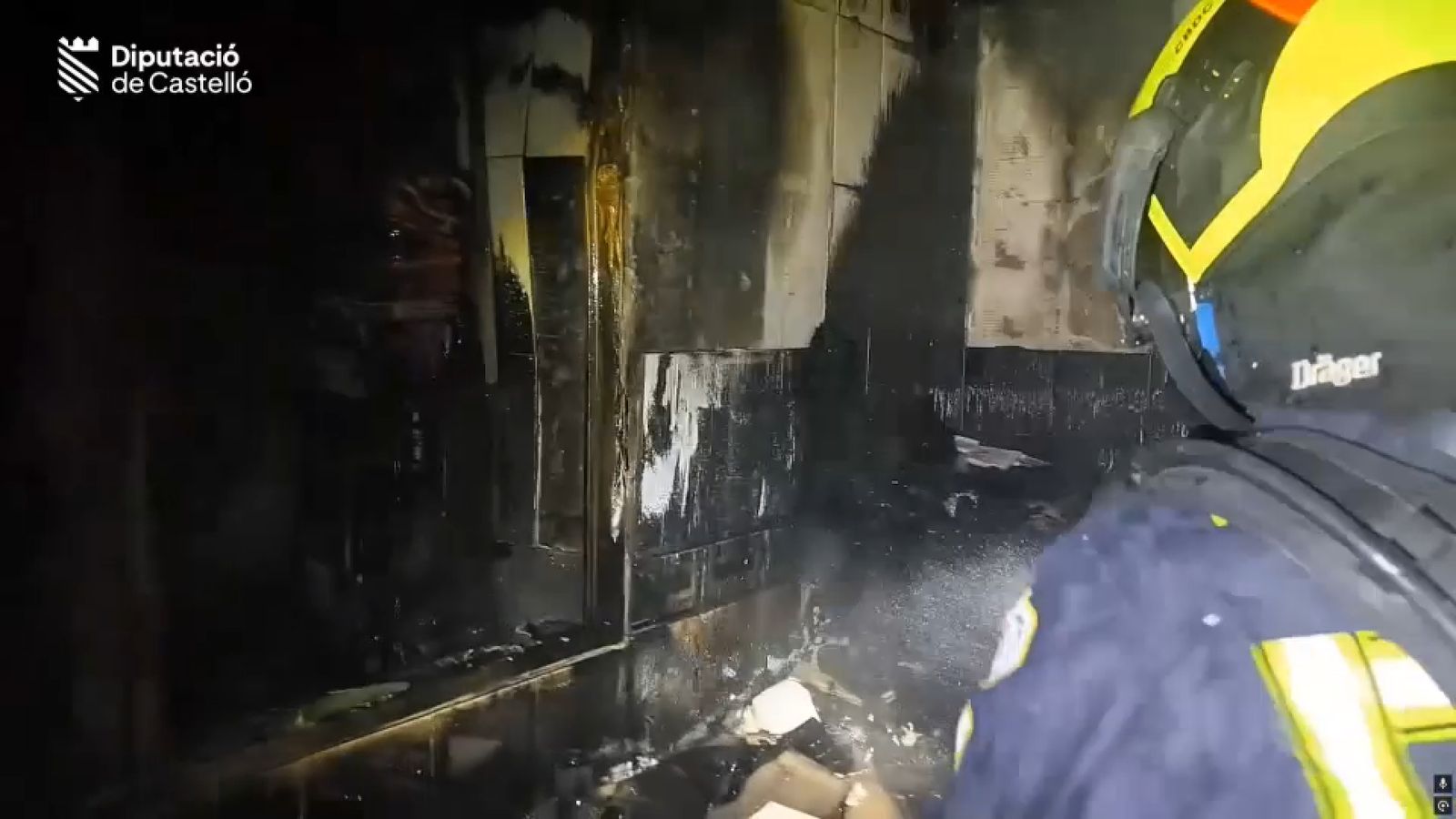 Un bomber sufoca un incendi declarat en l'interior d'una vivenda en una imatge d'arxiu