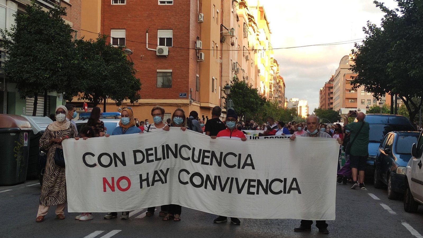 El veïnat dels Orriols durant la manifestació amb una pancarta