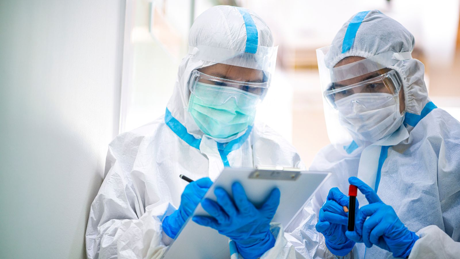 Científics treballant amb mostres de coronavirus