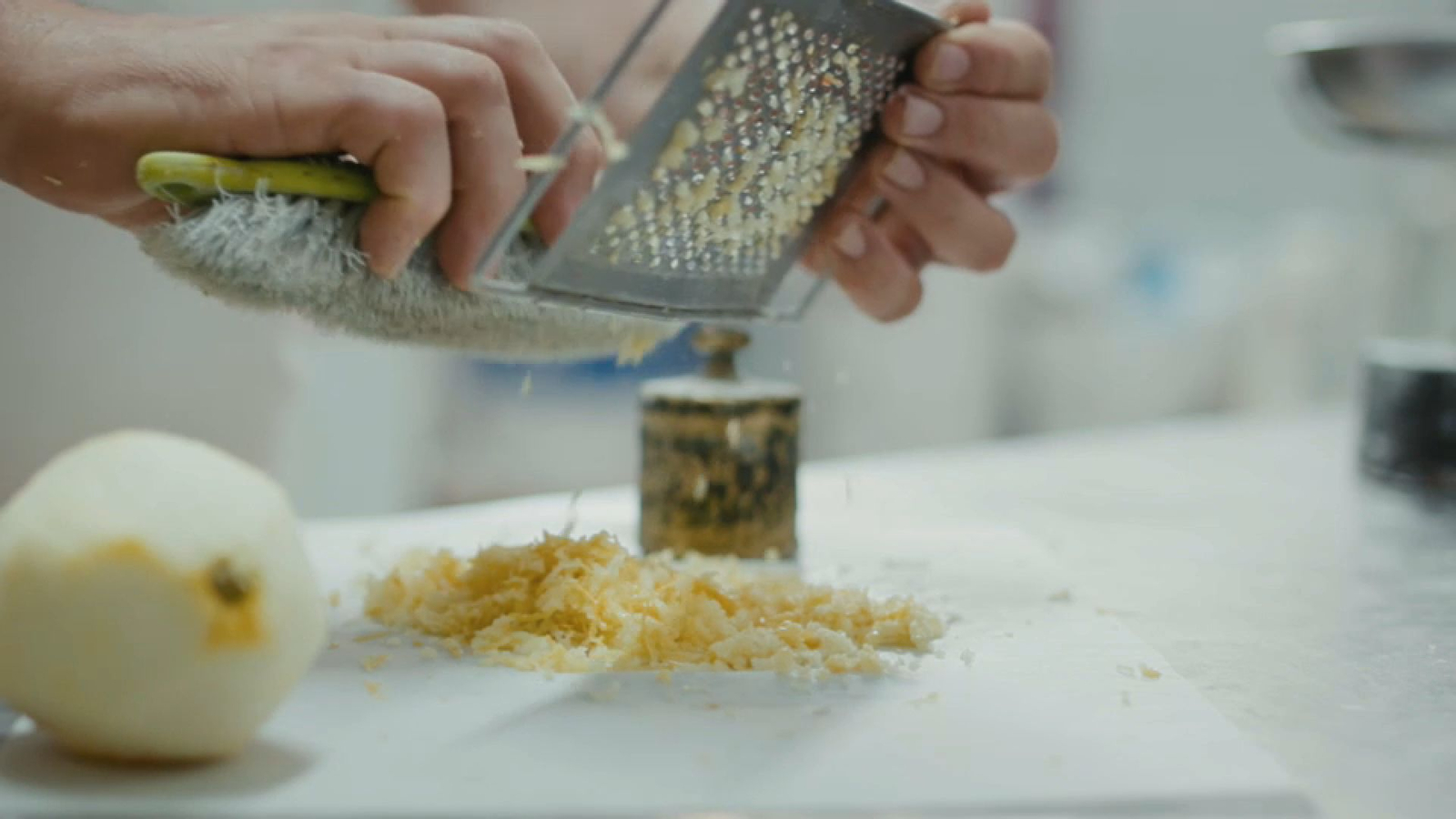 Els ingredients principals de la farinada dels repassos són la farina, la ratlladura de llima, el sucre, l'oli i la canyella