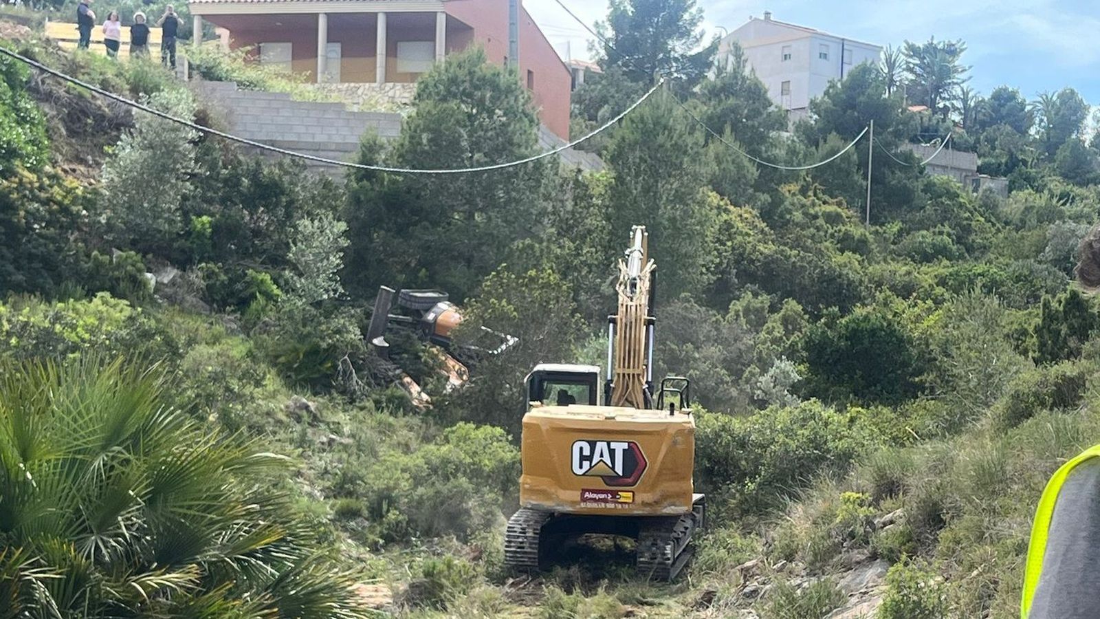 Punt on ha caigut la retroexcavadora que conduïa l'operari