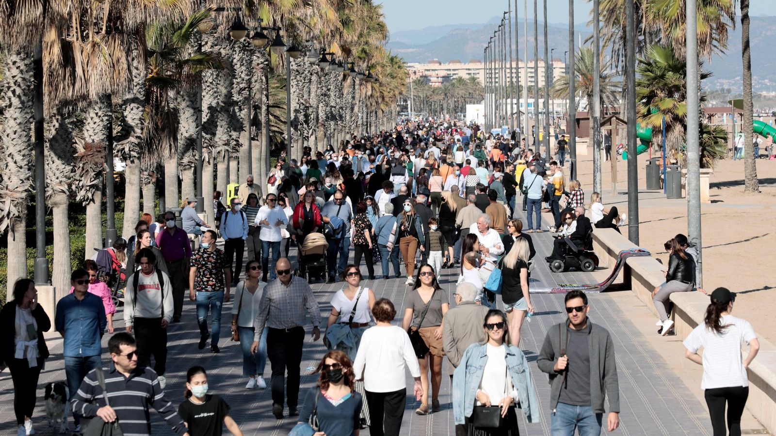Centenars de persones passegen per la platja de la Malvarrosa Milers de persones caminen per la platja de la Malvarrosa, aquest cap de setmana