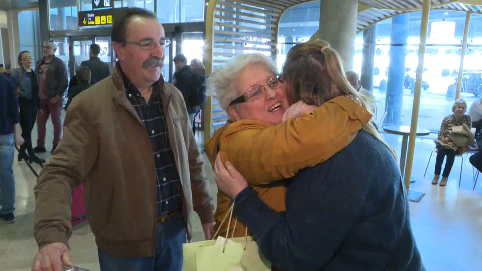 VÍDEO | Els aeroports, testimonis de les retrobades familiars per Nadal