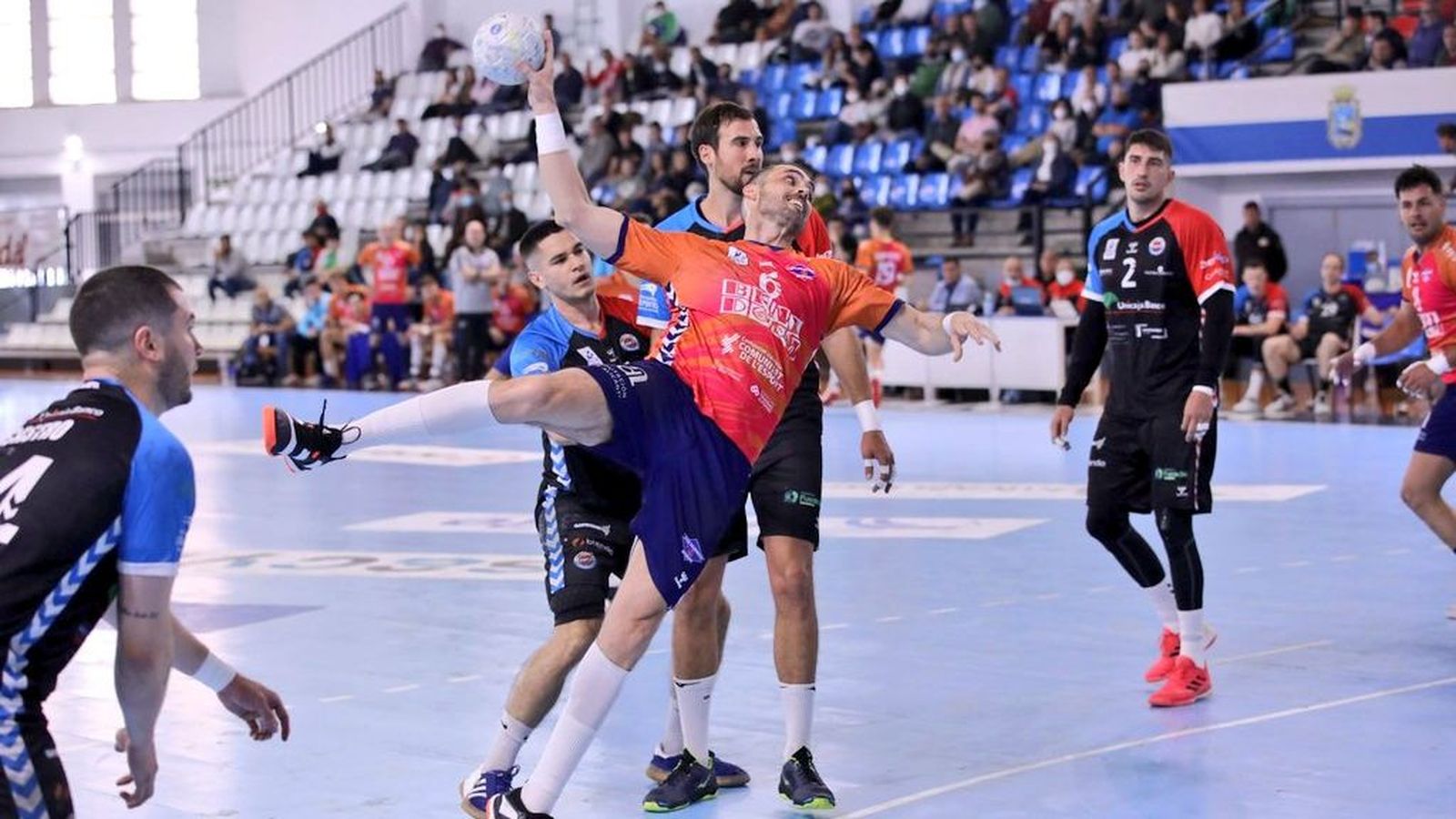 Iker Serrano fa un llançament a porteria