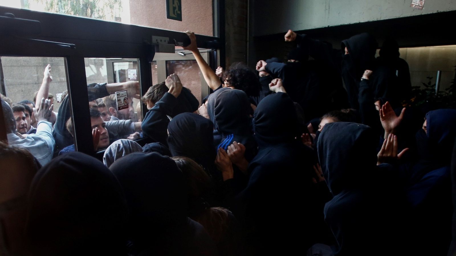 Moments de tensió entre estudiants en la Universitat Pompeu Fabra (Barcelona), que té l'accés bloquejat