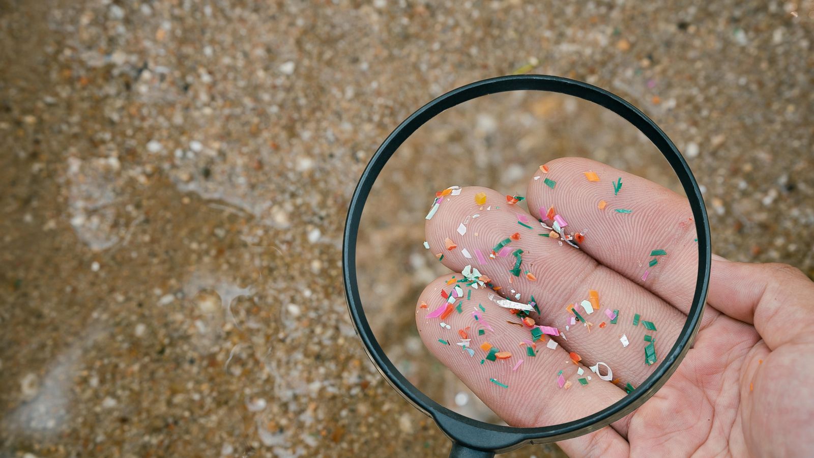 Unes mans amb microplàstics