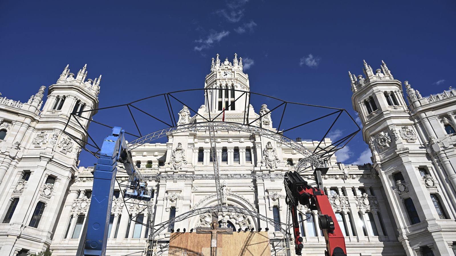 Treballs de muntatge de l'escenari per a la missa del papa Lleó XIV, que se celebrarà als voltants de la font de Cibeles de Madrid