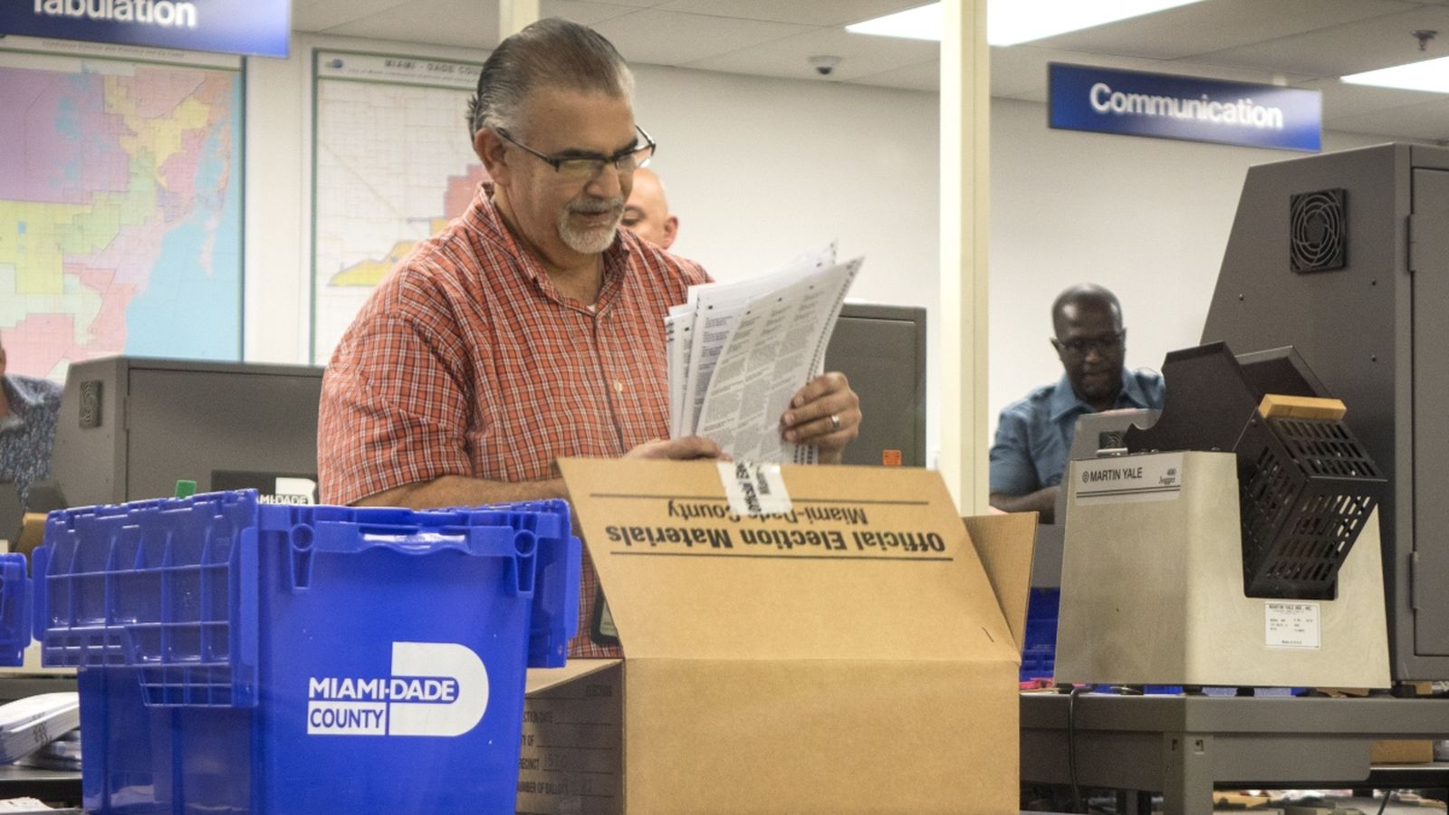 L'escassa diferència en els resultats obliga a revisar les paperetes per a la Cambra de Representats i el Senat dels Estats Units