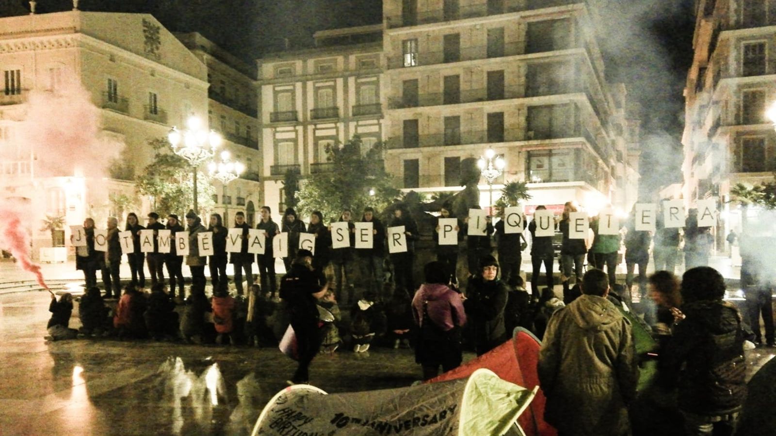L'ordit feminista durant les activitats a la plaça de la Mare de Deu de València.