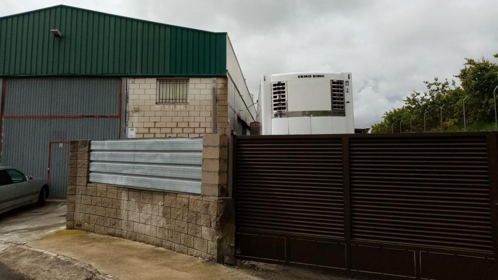 L'exterior de la nau de l'Alcúdia en què es produïen cigarretes de tabac de contraban