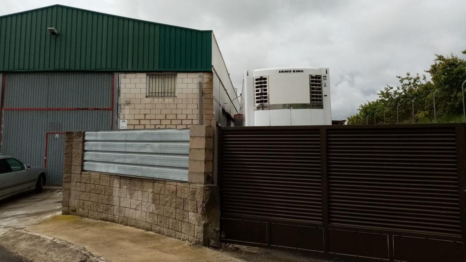 L'exterior de la nau de l'Alcúdia en què es produïen cigarretes de tabac de contraban