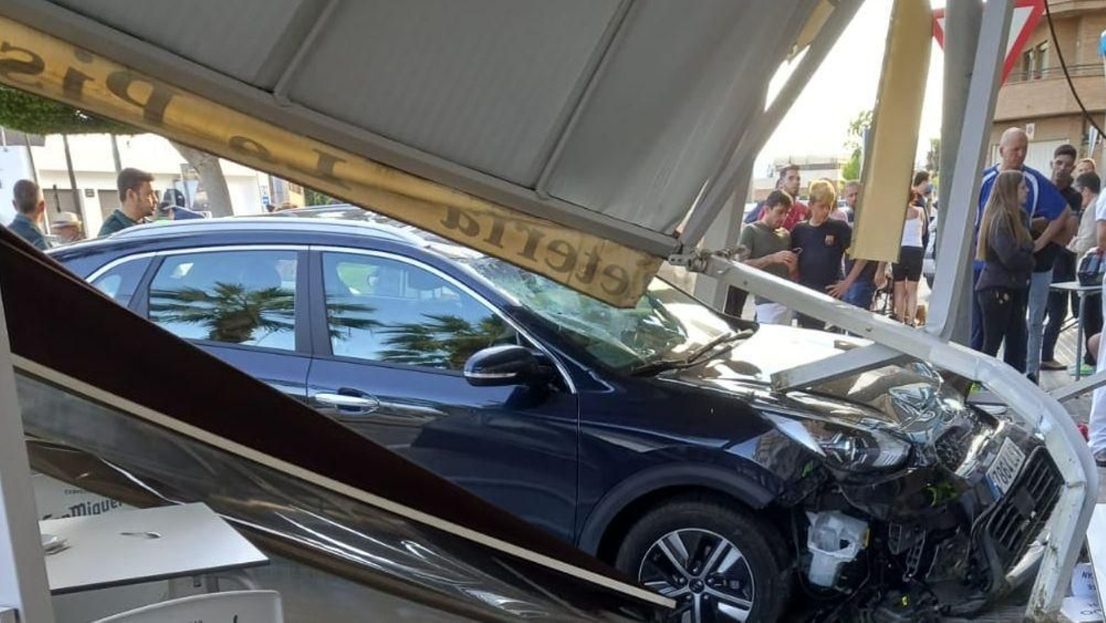 El vehicle ha quedat destrossat després de l'accident