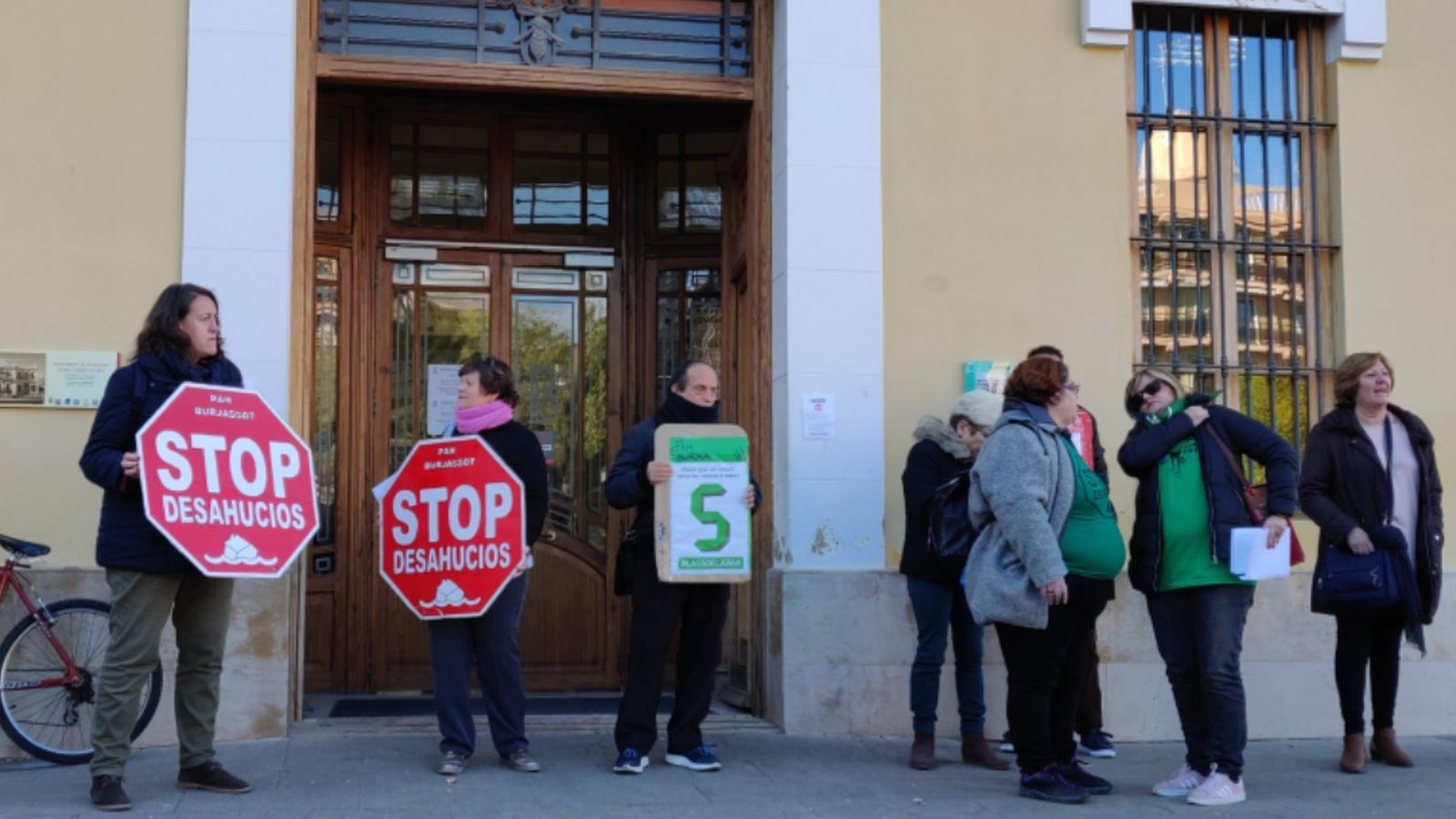 La plataforma de la PAH de Burjassot demana una solució residencial per a la família desnonada