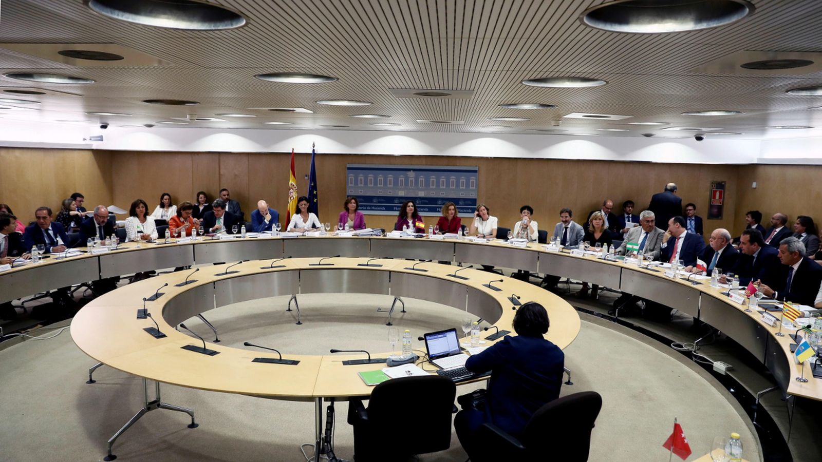 María Jesús Montero presideix la reunió amb els consellers d'Hisenda de les comunitats autònomes