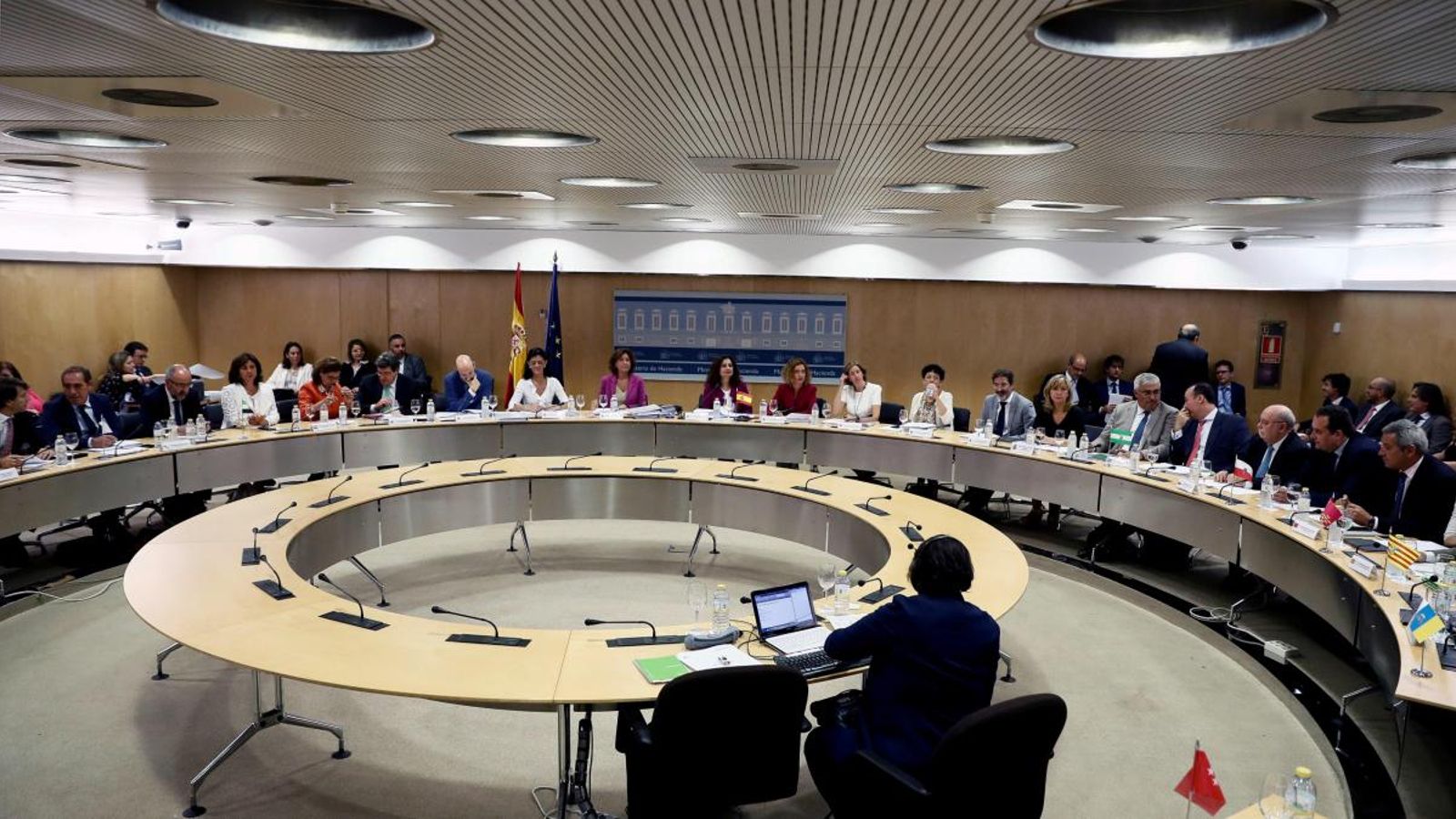 María Jesús Montero presideix la reunió amb els consellers d'Hisenda de les comunitats autònomes María Jesús Montero presideix la reunió amb els consellers d'Hisenda de les comunitats autònomes
