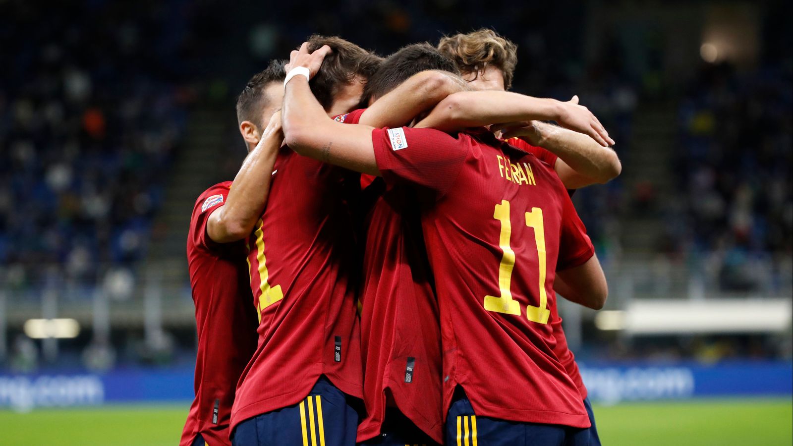 Ferran Torres celebra un gol amb els companys