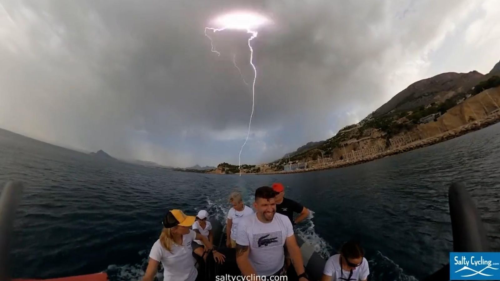 Moment en què un raig impacta la costa de Altea
