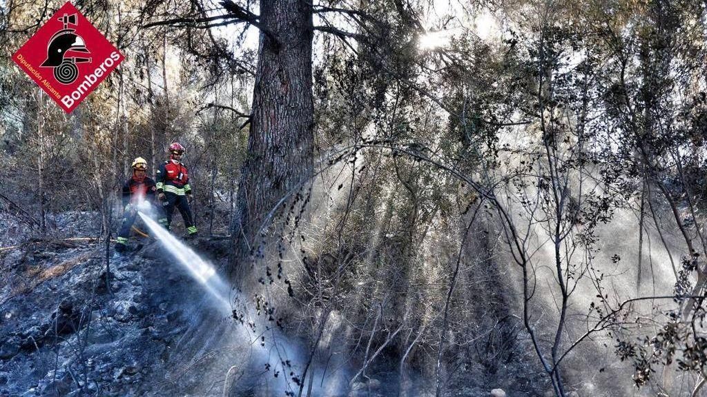 Efectius del Consorci Provincial de Bombers d'Alacant treballen en l'extinció de l'incendi forestal declarat al terme de Ràfol d'Almunia (Marina Alta)