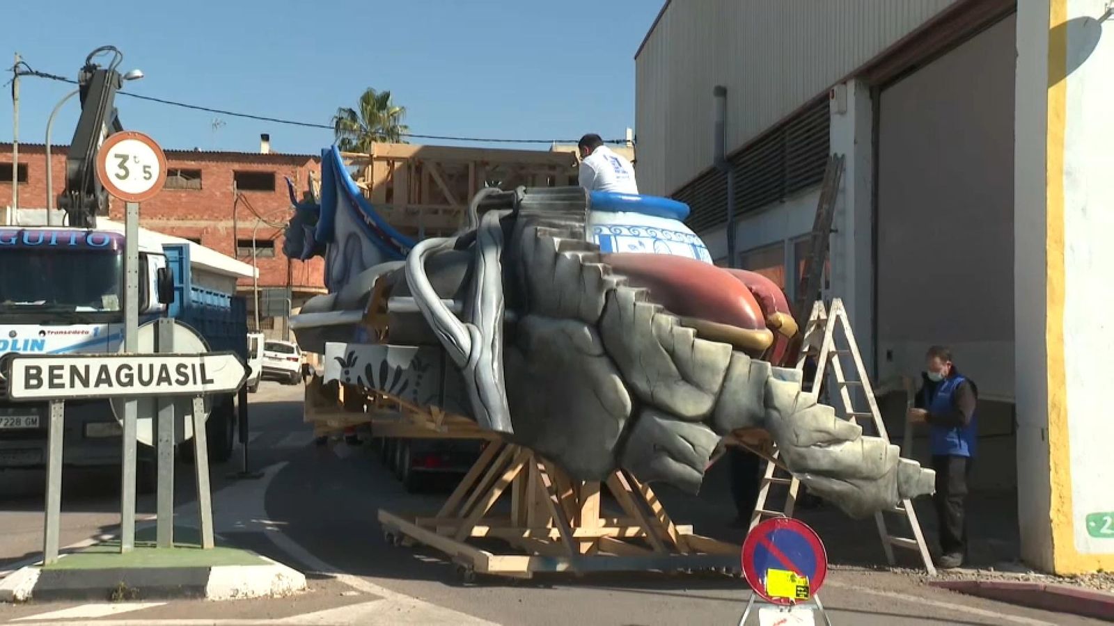 Camió que traslladarà algunes de les peces centrals de la falla que ha fet l'artista Santaeulalia
