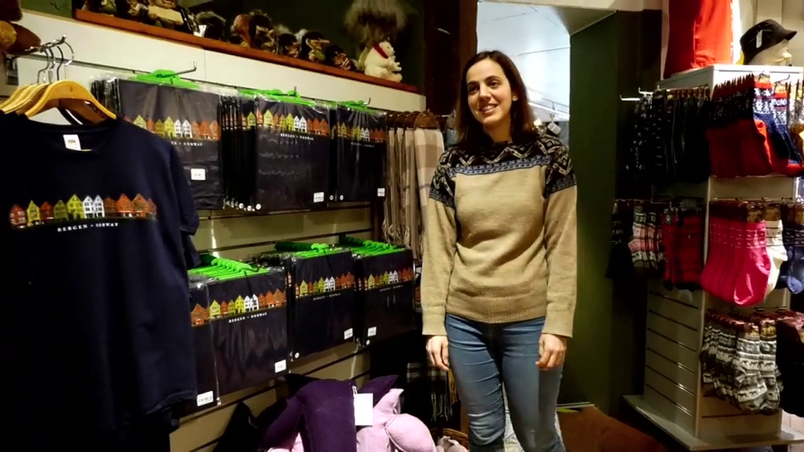 Míriam Delgado, veïna d'Elx, treballa a una tenda de 'souvenirs' a Bergen