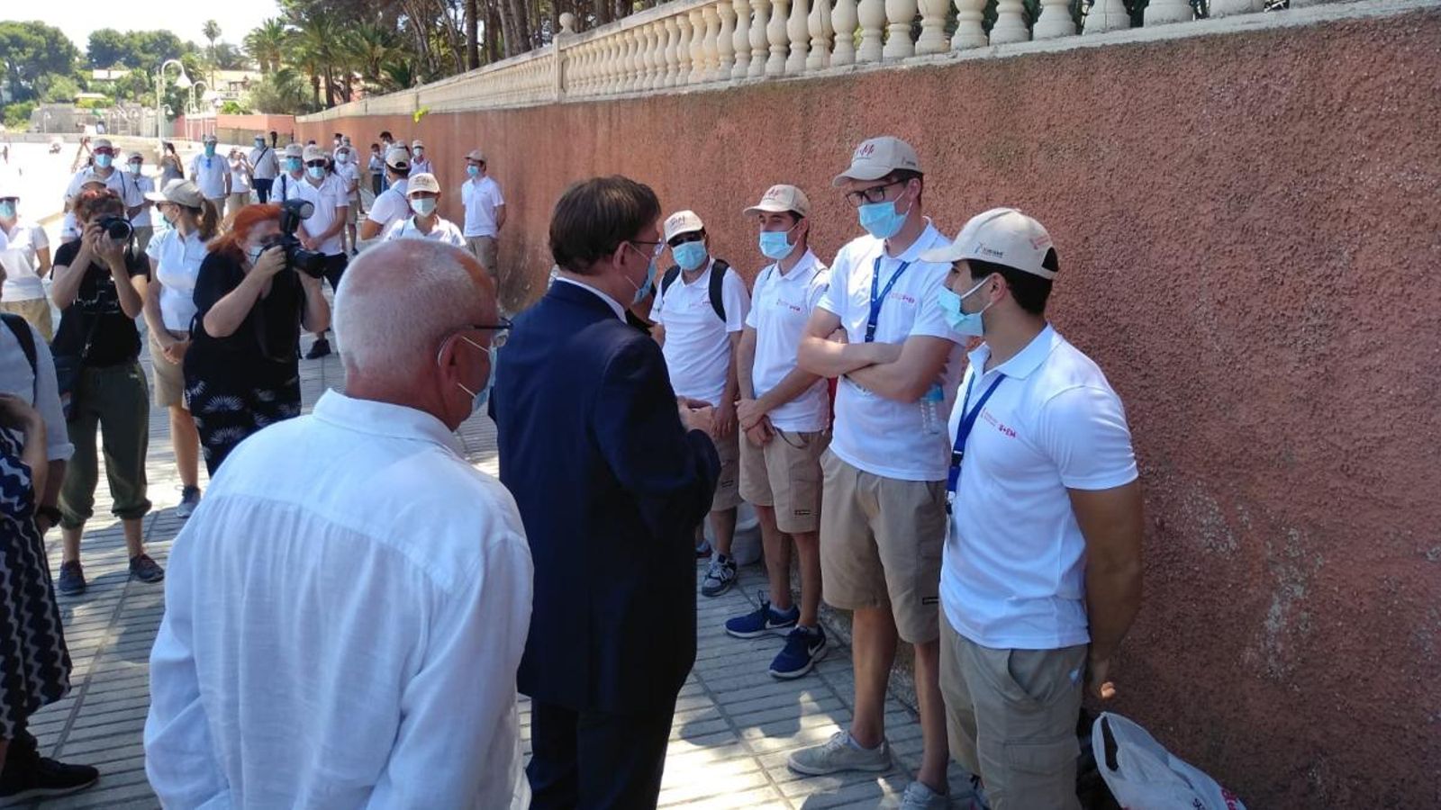 Ximo Puig saluda els auxiliars de platja