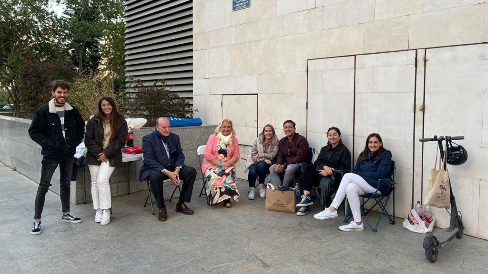 Representants de Compromís, PSPV i PP han fet fins a 36 hores de cua davant la ciutat de la Justícia de València