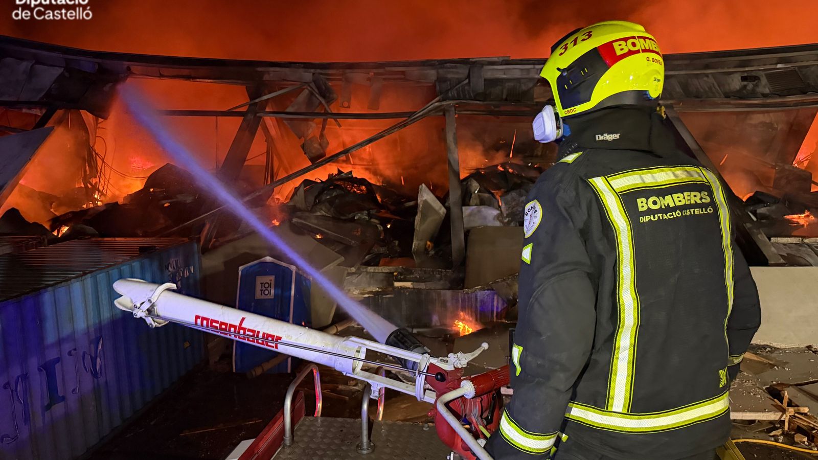 Els bombers tracten d'apagar el foc en la planta, el passat maig