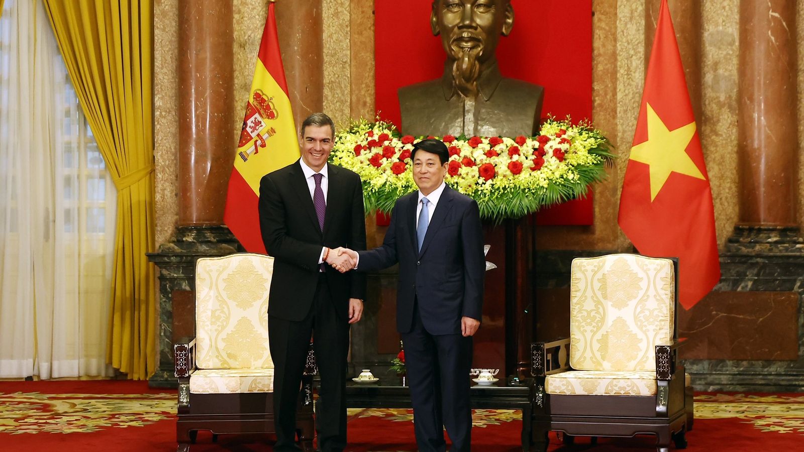 El president del govern espanyol, Pedro Sánchez, i el primer ministre del Vietnam, Pham Minh Chinh, durant la signatura de l'acord